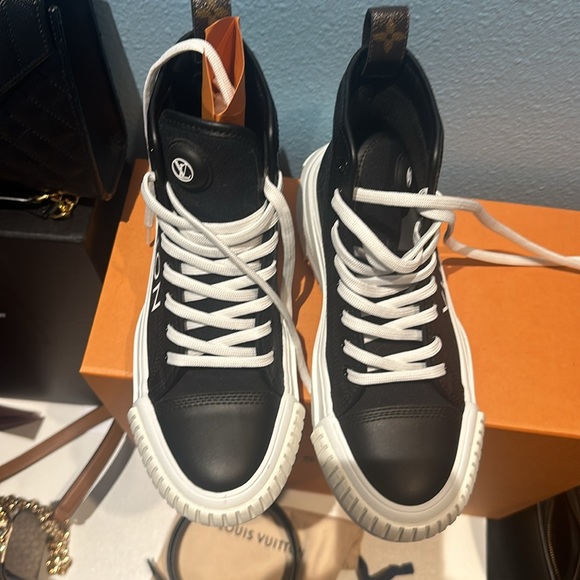 Louis Vuitton black high top sneakers 👟 - Picture 4 of 5
